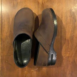 42 Narrow EUC Dansko Clogs Oiled Leather